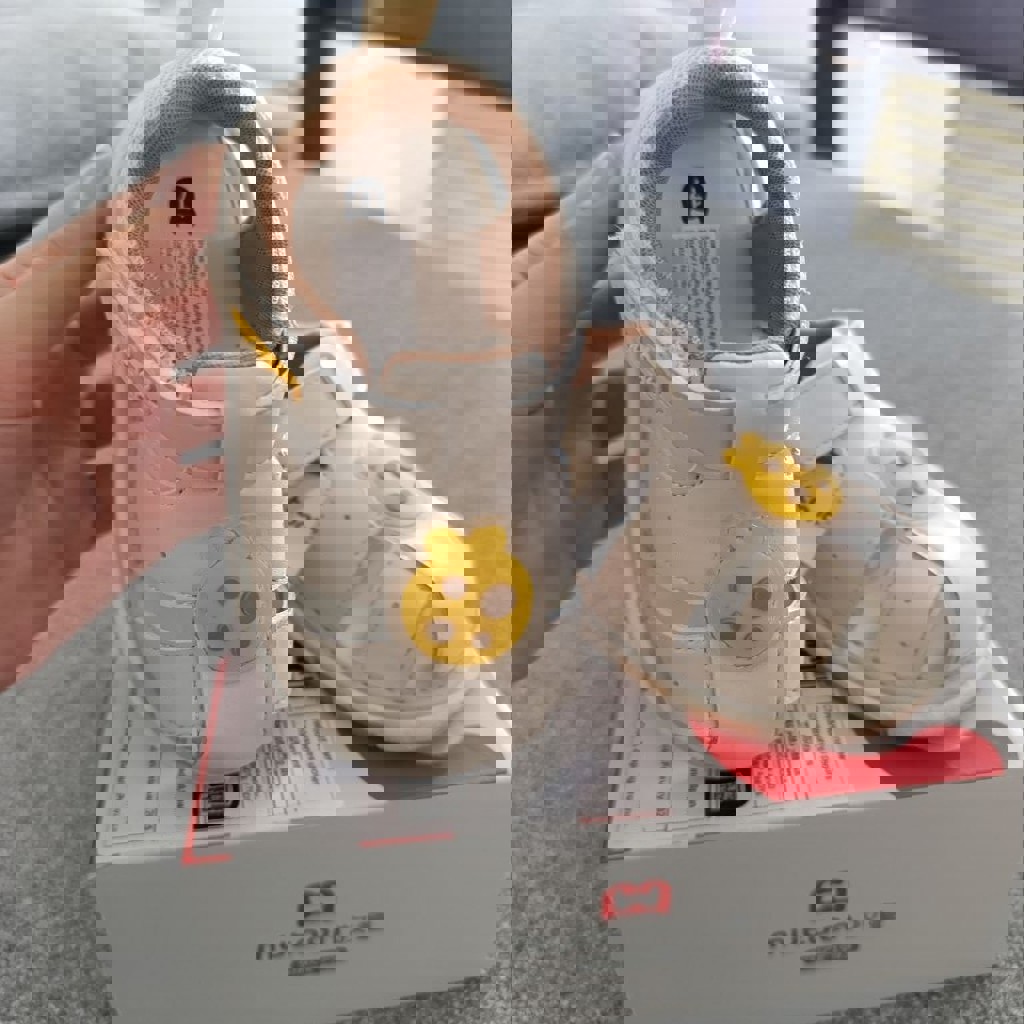 Сандалии с пищалками