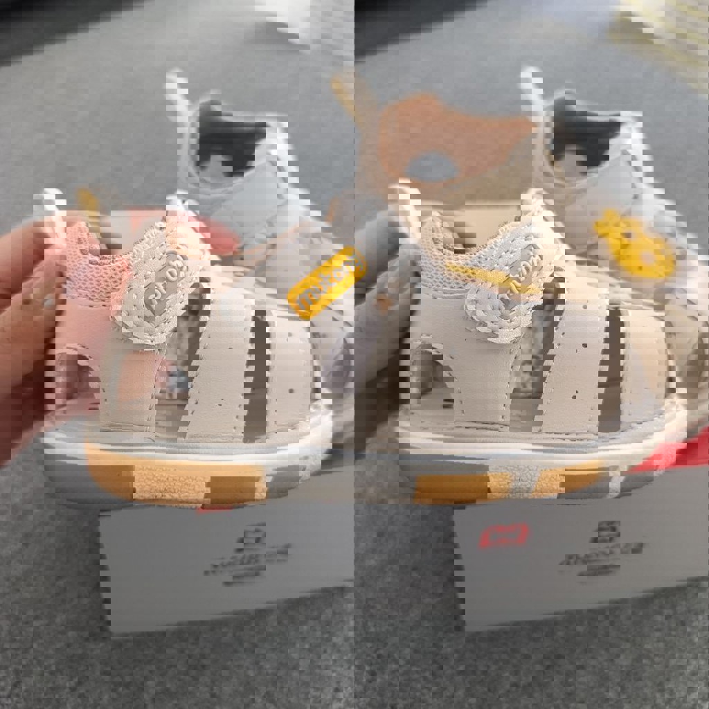 Сандалии с пищалками