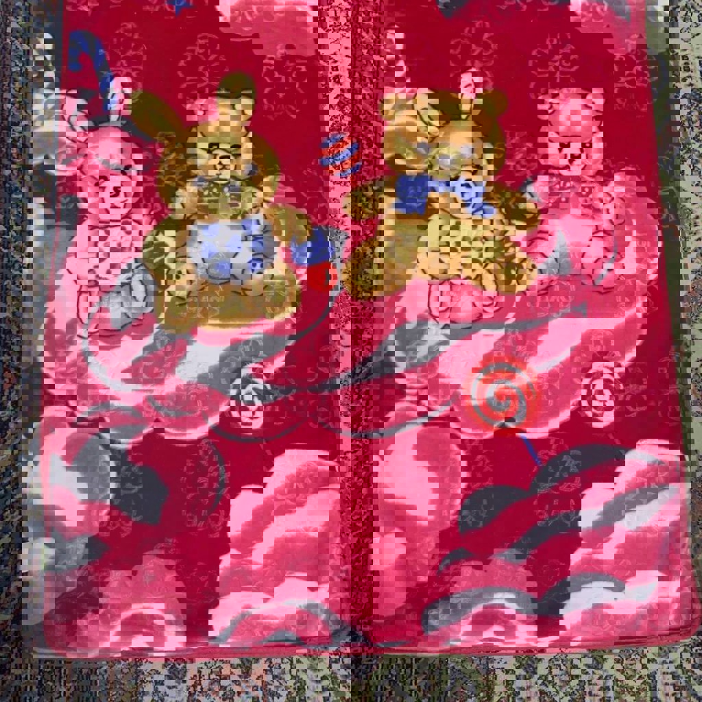 Красное одеяльце с мишками