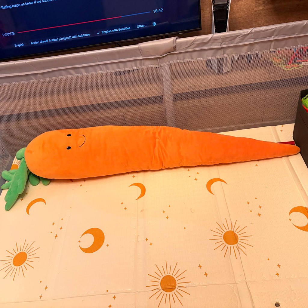 Плюшевая подушка морковь