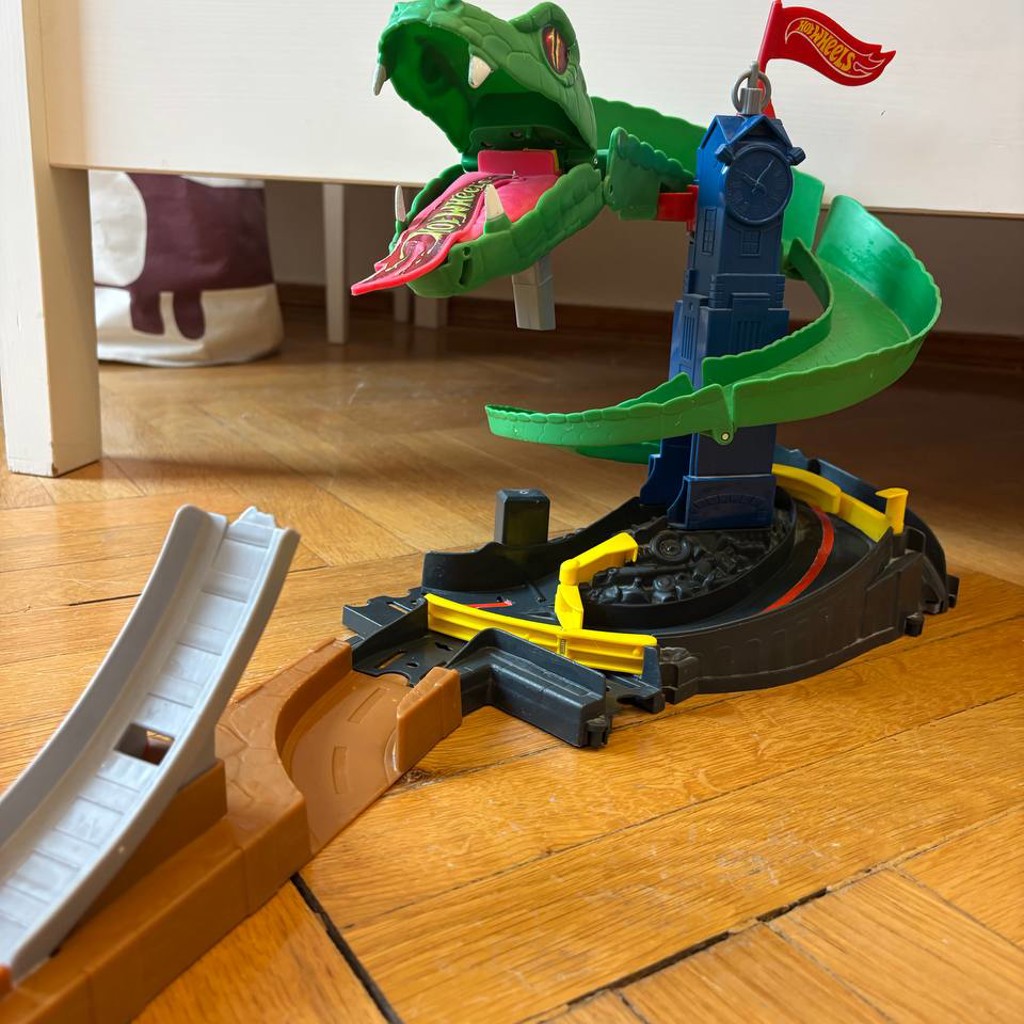 Трек hot wheels укус кобры