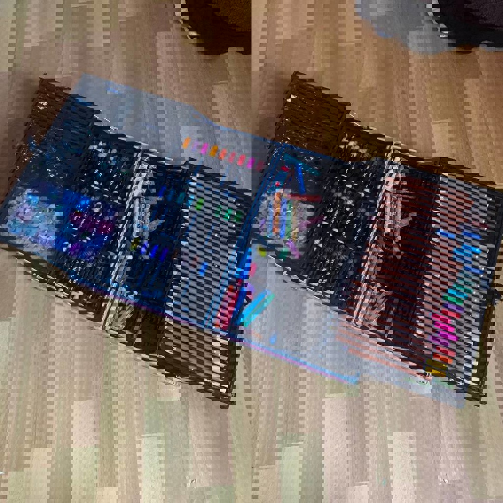 Чемодан с рисовальными штуками