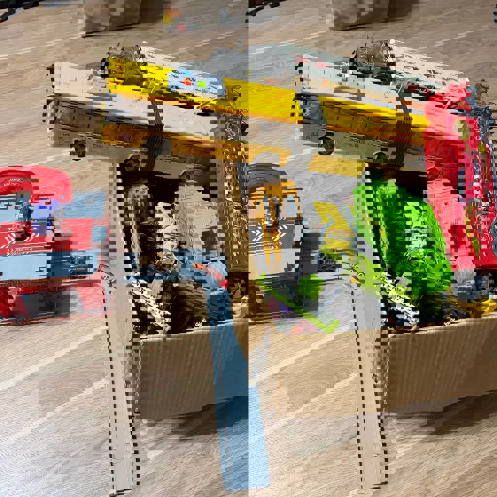 Коробка с машинками