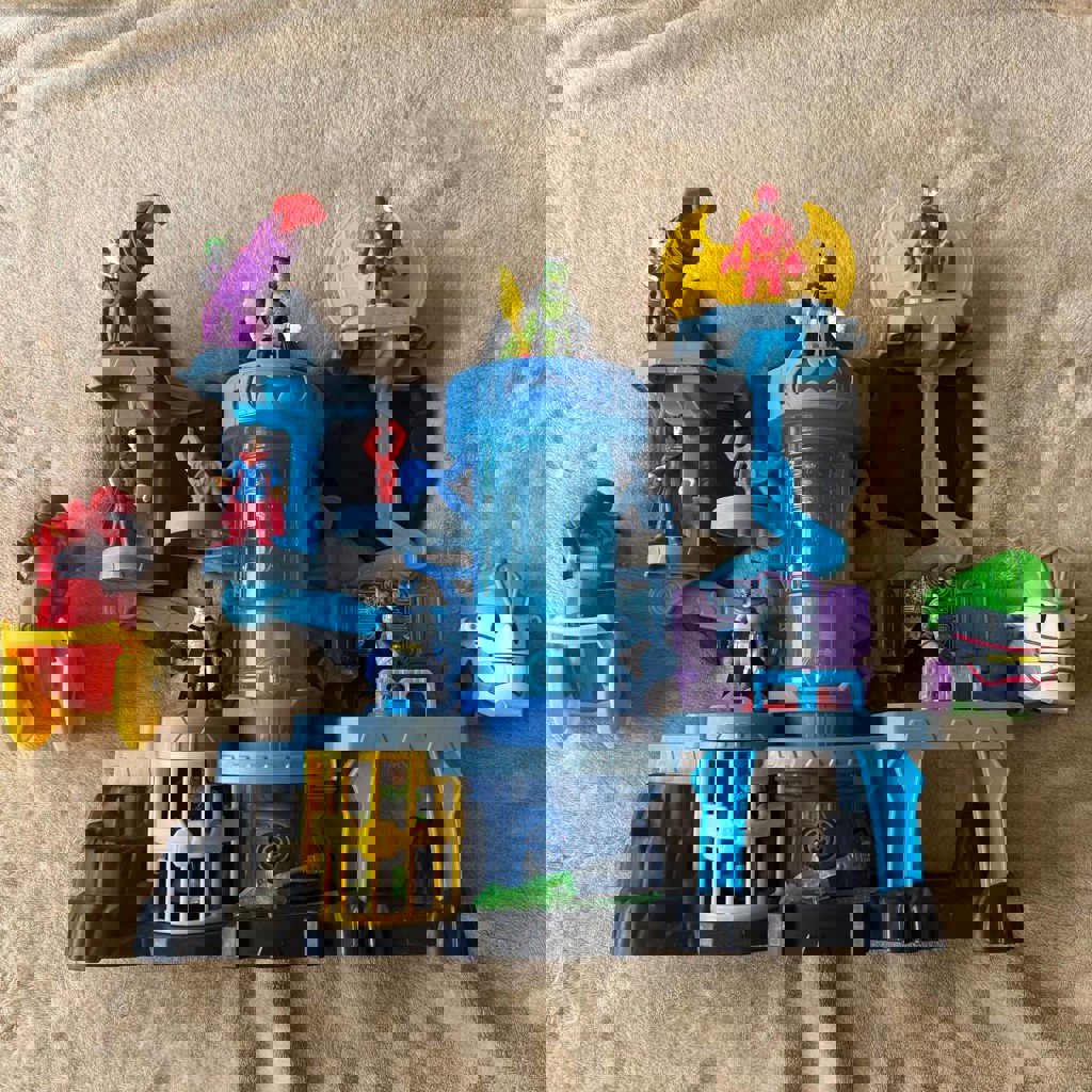 База Бэтмена с персонажами DC Comics