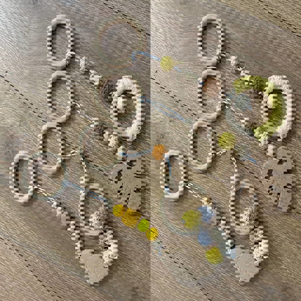 Стойка Монтессори с игрушками