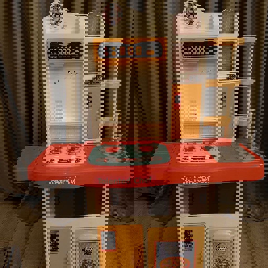 Детская кухня с посудой